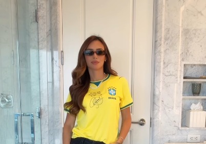 Imagem - Bruna Biancardi exibe camisa autografada por Neymar antes de Brasil x Japão